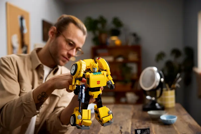 LEGO Icons 10338 Transformers: Bumblebee