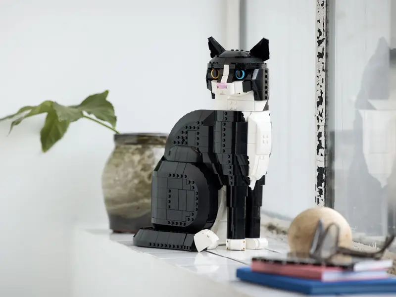 LEGO Icons 21349 Tuxedo Cat