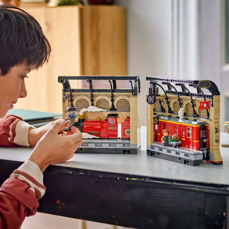 LEGO Harry Potter 76450 Book Nook: Hogwarts Express