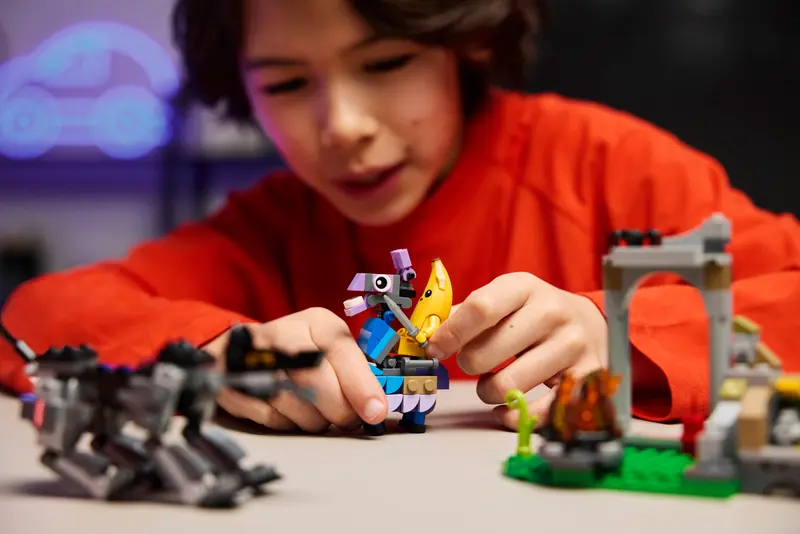 LEGO Fortnite 77075 Peely & Sparkplugs Camp