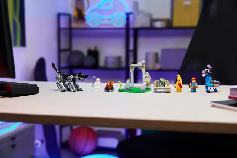 LEGO Fortnite 77075 Peely & Sparkplugs Camp