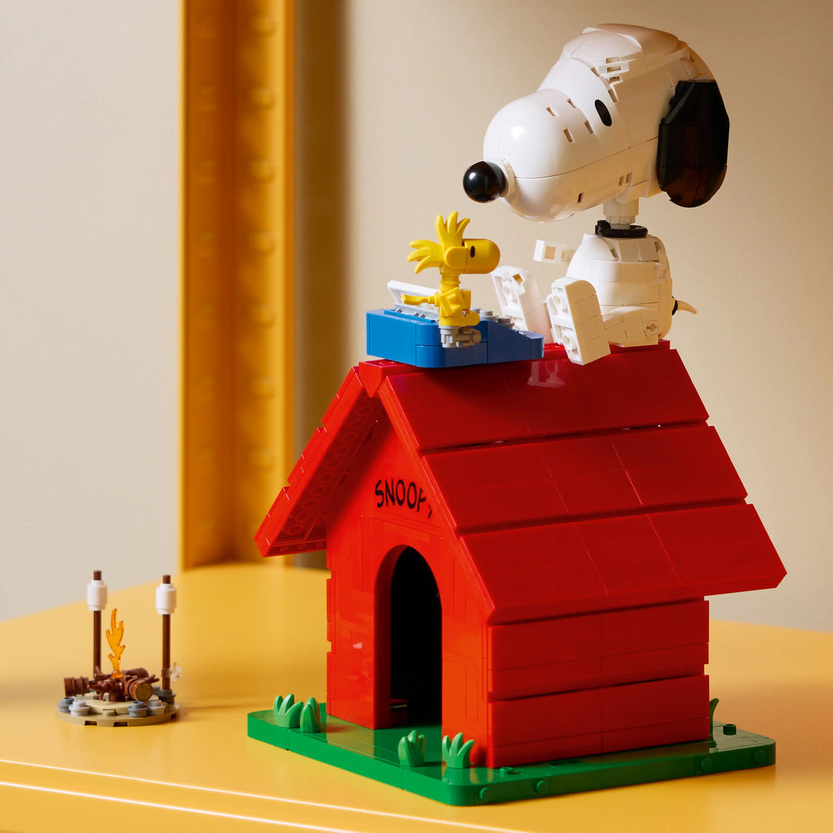 LEGO® Ideas Peanuts: Snoopy’s Doghouse